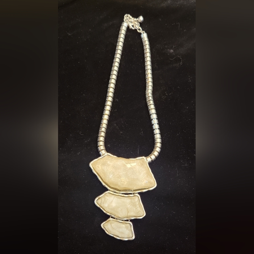 Elegant Cream and Silver Necklace - Picture 1 of 2